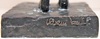 rozmazaná signatura na bronzovém padělku komorní plastiky Dívka z roku 2014